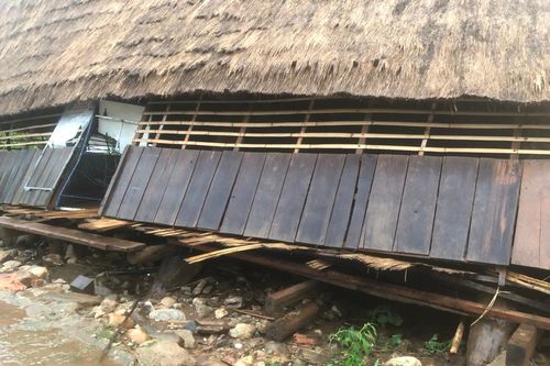 Mưa lớn khiến căn nhà rông cao 13m đổ sập