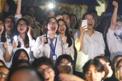 Hà Nội: Học sinh đội mưa 'cháy hết mình' trong đêm nhạc ở trường THPT Việt Đức