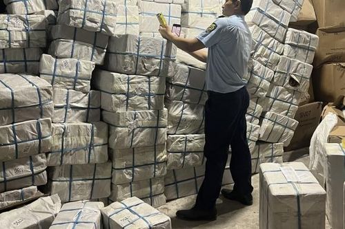Hà Nội: Phát hiện kho hàng 'khủng' nghi toàn hàng nhập lậu, nhiều loại mỹ phẩm 'hot' trên thị trường