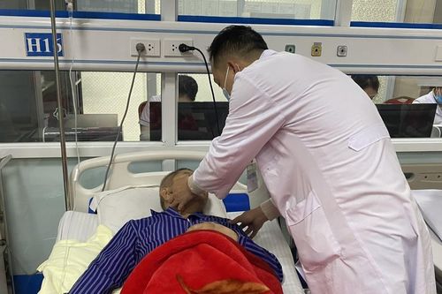3 người nhập viện sau khi truyền dịch tại nhà