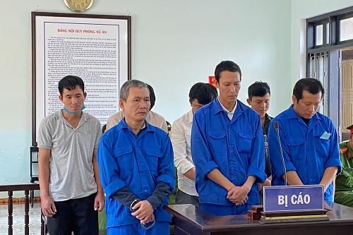 Xét xử nhóm đối tượng làm giả hơn 1.800 giấy tờ
