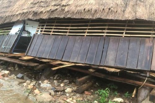 Mưa lớn khiến nhà rông bị sập, 3 người thoát nạn