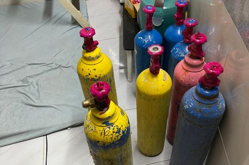 Phát hiện nam thanh niên trữ 8 bình khí cười tại phòng trọ