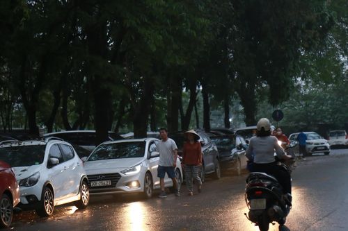 Sau vụ hàng loạt ô tô bị chọc thủng lốp, vỉa hè Linh Đàm vẫn bị chiếm dụng