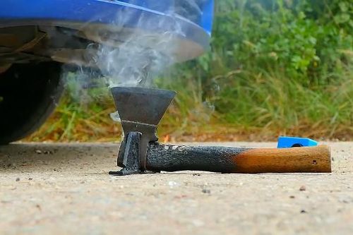 Xem dân Mỹ 'nghịch dại', lấy ô tô cán lên chiếc rìu vừa nung đỏ
