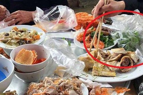 Khách ăn chỉ vội lấy phần, nàng dâu trẻ tức giận nhìn mâm cỗ