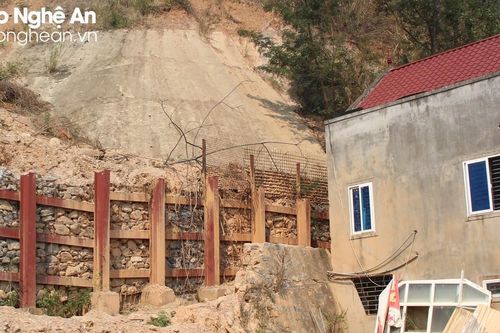 Loay hoay xử lý sạt lở ở thị trấn Mường Xén