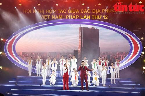 Sôi động Không gian 'Sắc màu Việt Nam' và Lễ hội 'Dạo chơi nước Pháp'