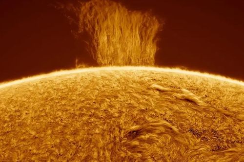 Chiêm ngưỡng 'dòng thác plasma' trên Mặt Trời cao gấp 8 lần Trái Đất