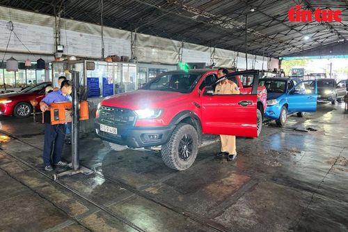 Quy trình chưa hợp lý, xe đi đăng kiểm xếp dài hàng trăm mét tại TP Hồ Chí Minh
