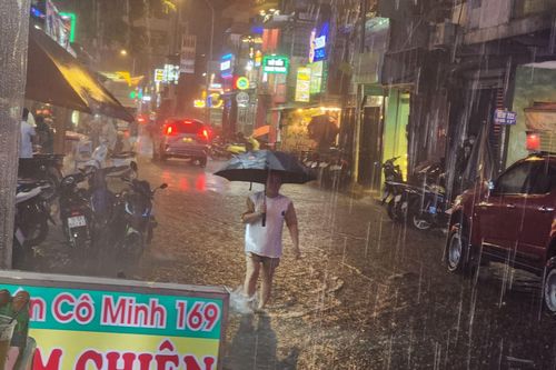 TP Hồ Chí Minh đón cơn mưa lớn sau nhiều ngày nắng nóng