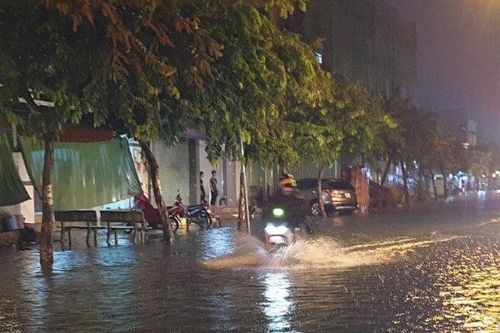 TP.HCM: Phố đi bộ Bùi Viện ngập lênh láng sau trận mưa 30 phút