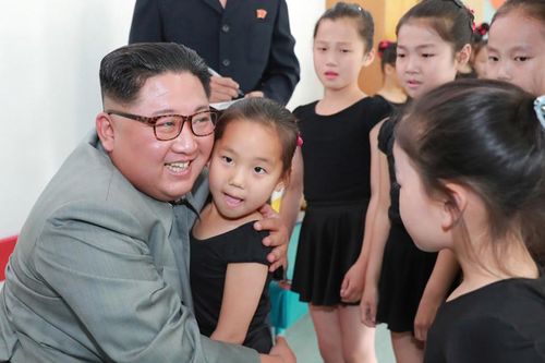 Chùm ảnh: Nhà lãnh đạo Kim Jong-un trong lòng thiếu nhi Triều Tiên