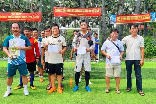 Tổ chức giải bóng đá tứ hùng chào mừng TX. Tịnh Biên