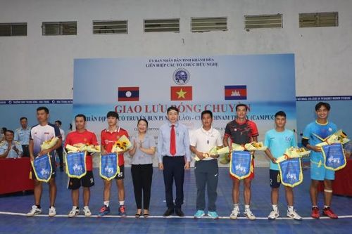 Hơn 70 vận động viên tham gia giao lưu bóng chuyền