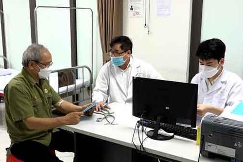 Khám chữa bệnh và cấp phát thuốc miễn phí cho gia đình chính sách