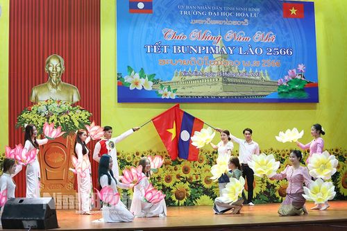 Trường Đại học Hoa Lư tổ chức Tết cổ truyền Bunpimay cho lưu học sinh Lào