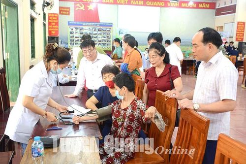 Khám, cấp phát thuốc miễn phí và tặng quà cho gần 350 đối tượng người khuyết tật, hộ nghèo xã Thượng Lâm