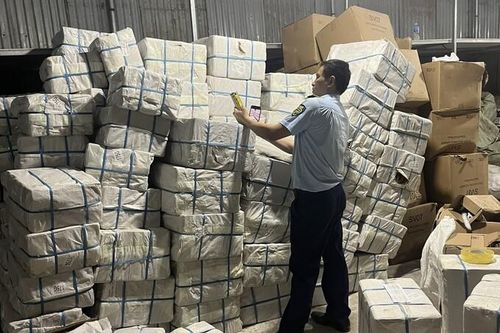 Hà Nội: Tạm giữ số lượng lớn mỹ phẩm và phụ tùng không rõ nguồn gốc