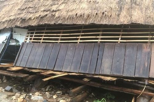 Sập nhà rông, 3 người trú mưa may mắn thoát nạn