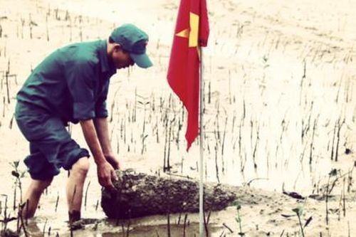 Phát hiện quả bom nặng 225 kg còn nguyên kíp nổ gần bờ sông Lam
