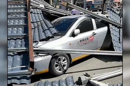 Mái tôn, bảng hiệu rơi như mưa xuống đất đè hàng loạt ô tô