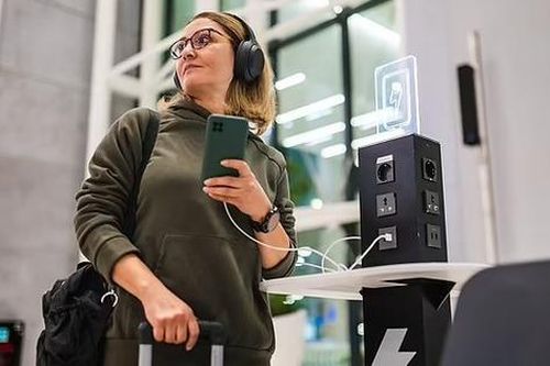 Vì sao không sử dụng trạm sạc điện thoại công cộng ở sân bay và khách sạn: Lời cảnh báo tuyệt đối từ FBI