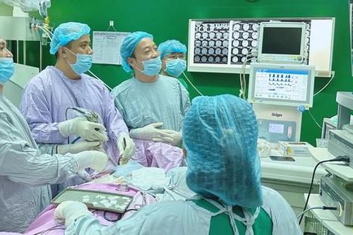 Đến bệnh viện vì đau đầu, nhìn mờ, bất ngờ phát hiện u màng não