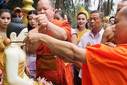Đặc sắc nghi lễ tắm tượng Phật của người Khmer