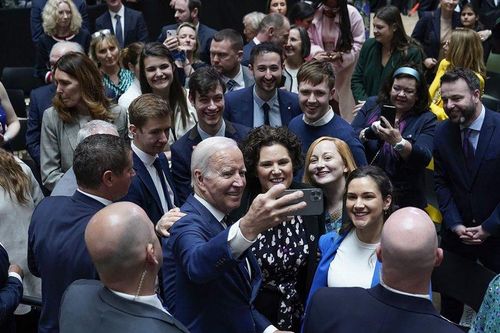 Tổng thống Mỹ Joe Biden hào hứng 'về thăm quê' khi tới Bắc Ireland