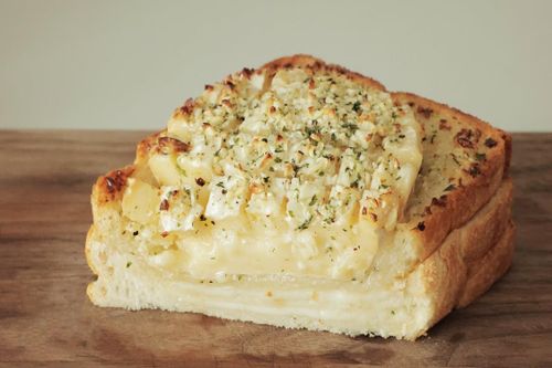Bữa sáng hấp dẫn với bánh mì nướng phô mai bơ tỏi