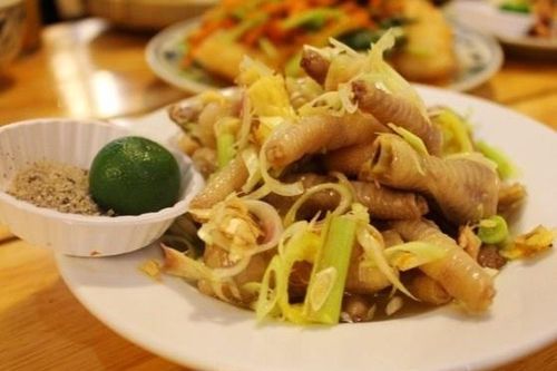 Vì sao không nên ăn chân gà ngâm sả tắc?