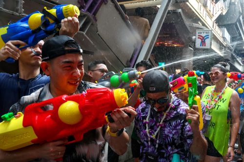 Hàng chục nghìn người bắn súng nước tại lễ hội Songkran ở Thái Lan