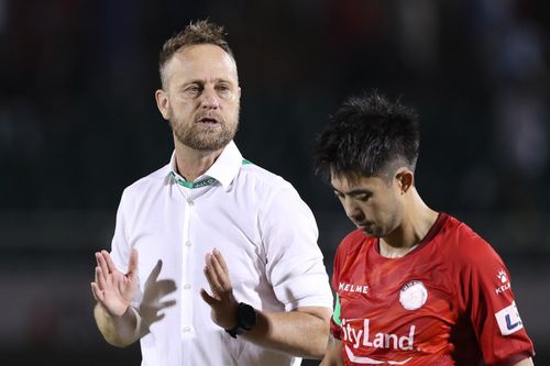 HLV Polking đang làm việc với một CLB V.League