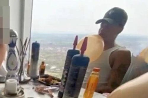 Dele Alli tiệc tùng thâu đêm trước khi lên bàn mổ