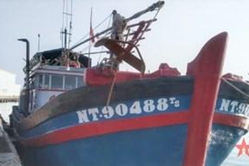 Hải đoàn 129 khắc phục sự cố tàu cá bị hỏng máy tại Trường Sa
