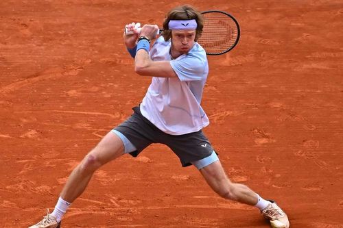 Monte Carlo Masters: Kịch chiến 'xuyên cơn mưa', Adnrey Rublev ngược dòng vào chung kết, sẽ đấu Holger Rune