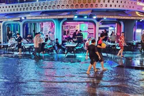 TPHCM: Mưa lớn 'giải nhiệt'