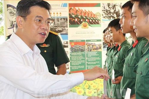 Thăm và tặng quà chiến sĩ mới