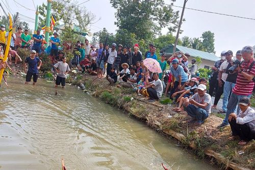 Độc đáo giải đua ghe ngo mini của các bạn trẻ đồng bào Khmer