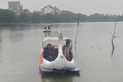 Hải Dương: Lật thuyền đạp vịt hồ Bạch Đằng, một cháu bé tử vong