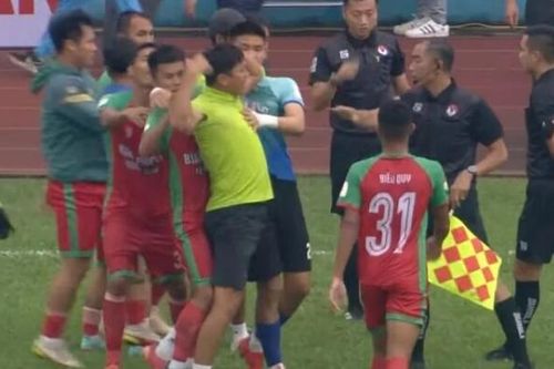 Huấn luyện viên đánh trọng tài gây náo loạn giải hạng Nhất