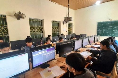 Thầy giáo trẻ đưa Tin học đến với học trò vùng cao