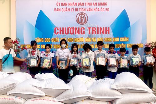 Trao tặng 300 phần quà cho người dân và học sinh khó khăn