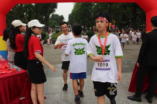 Hơn 1000 học sinh tham gia giải chạy 'Run For Mom - Chạy vì mẹ'