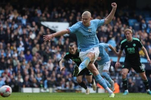 Thắng dễ Leicester, Man City áp sát Arsenal trên BXH Ngoại hạng Anh