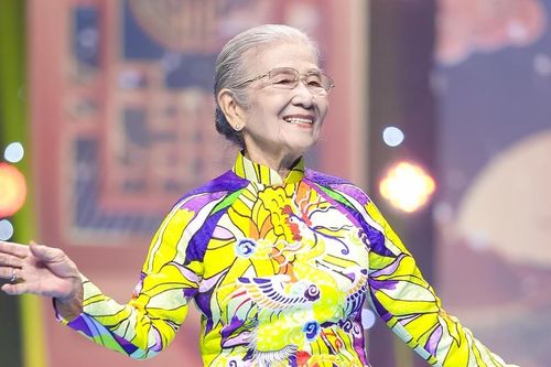 Nghệ sĩ Phi Điểu diễn thời trang, tiết lộ lý do miệt mài làm việc ở tuổi 91