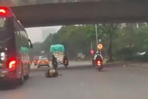 Nóng trên đường: Bị xe khách tông ngã, cô gái đứng dậy không hiểu xe máy đâu