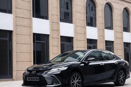 Top xe sedan giá 1 tỷ tháng 3: Toyota Camry thống trị, Honda Accord tậm tịt