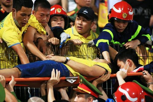 CĐV Nam Định ngất xỉu trên sân Hàng Đẫy, phải nhập viện cấp cứu